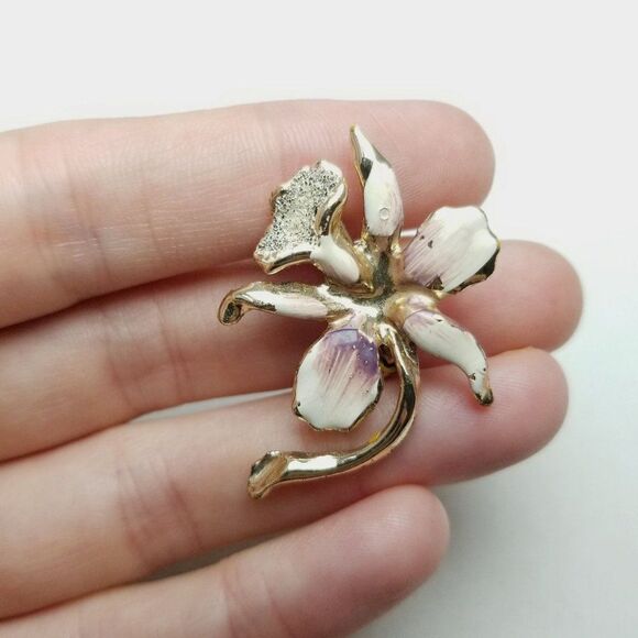 Vintage Orchid Shaped Floral Brooch, Purple White Enamel Gold Tone Setting Pin - Picture 6 of 6